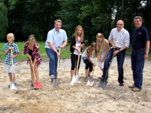 Der erste Spatenstich am 17. Juli 2011